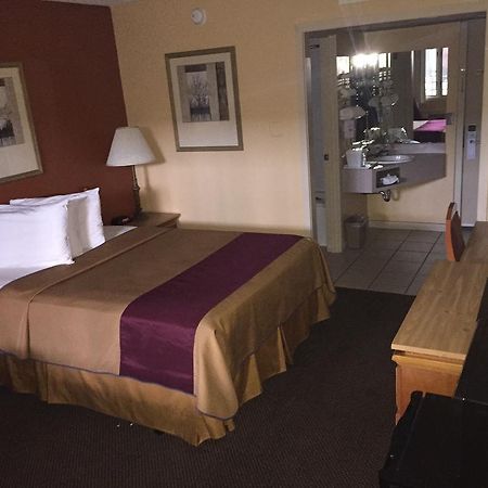 Americas Best Value Inn-Ellsworth Экстерьер фото