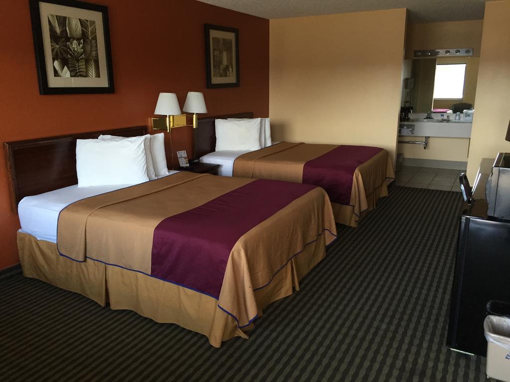 Americas Best Value Inn-Ellsworth Экстерьер фото